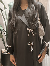 Load image into Gallery viewer, Bows Abaya in Black
